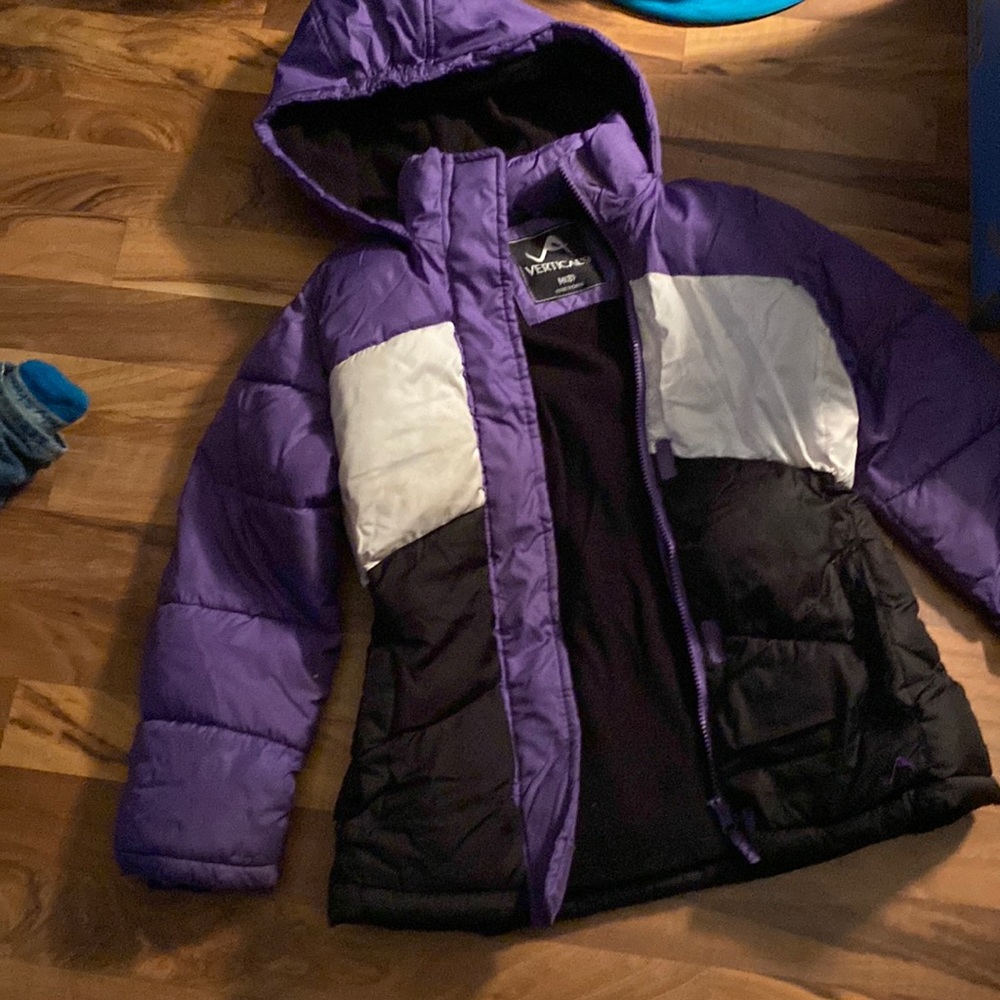 Girls winter coat size M good shape looks little stained on white part